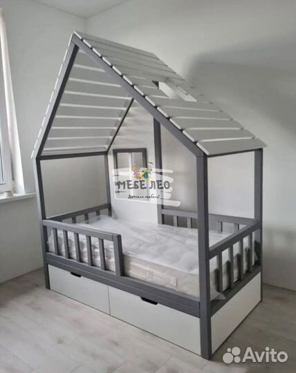 Детская кровать с домиком