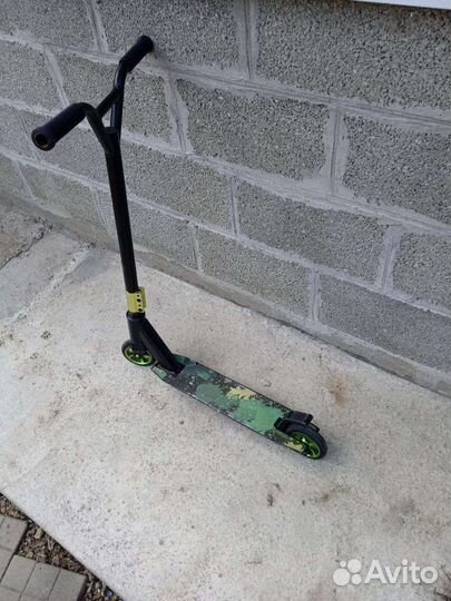 Трюковой самокат, скейт, телефон