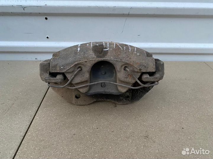 Тормозной суппорт передний правый Ford Focus 2