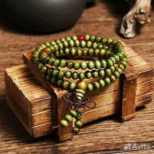 Браслет из деревянных бусин