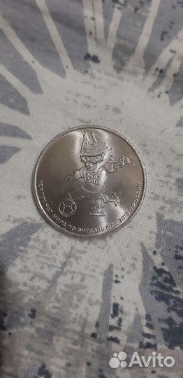 Монета юбилейная fifa 2018