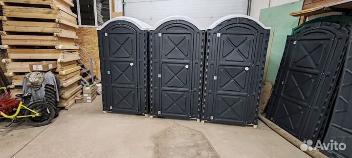 Туалетная кабинка для уличного загородного использования