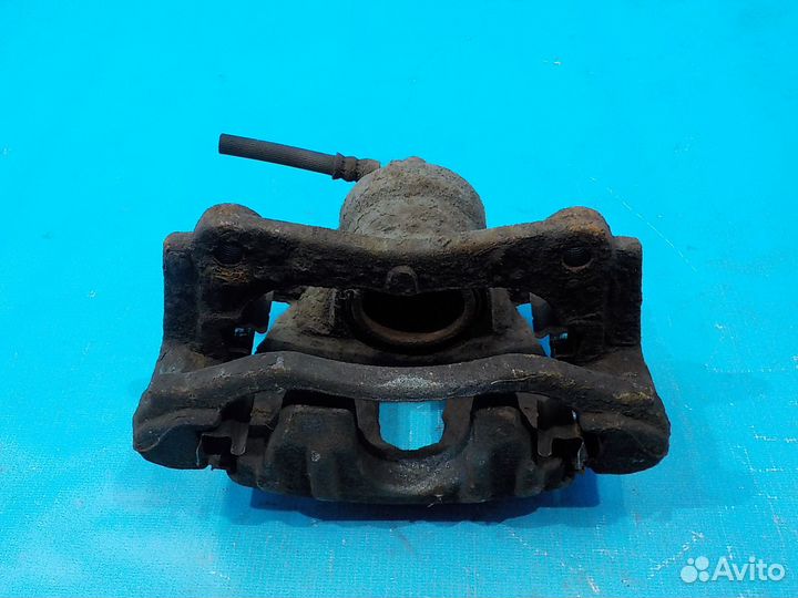 Тормозной суппорт передний левый toyota Avensis (T250) 2003-2008