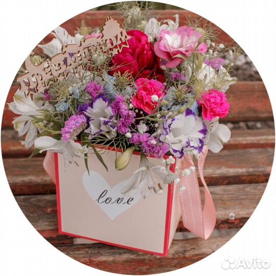 Коробка цветов из роз, эустом, цветочная коробка