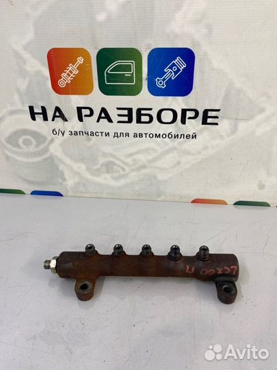 Топливная рейка правая Toyota Land Cruiser 200