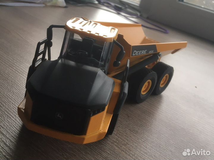Игрушечная модель самосвала