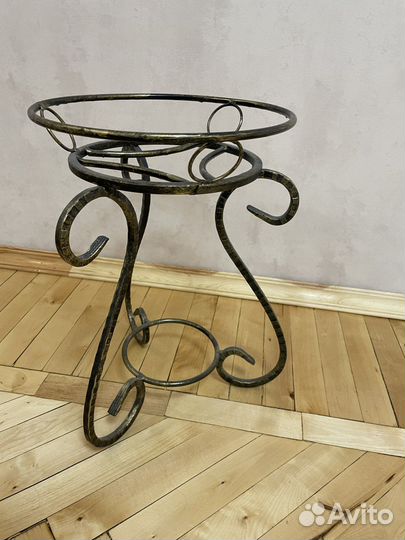 Подставка для цветов металлическая