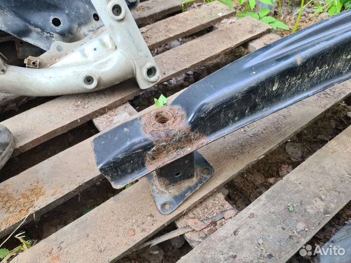 Усилитель бампера Volkswagen Touran 2004