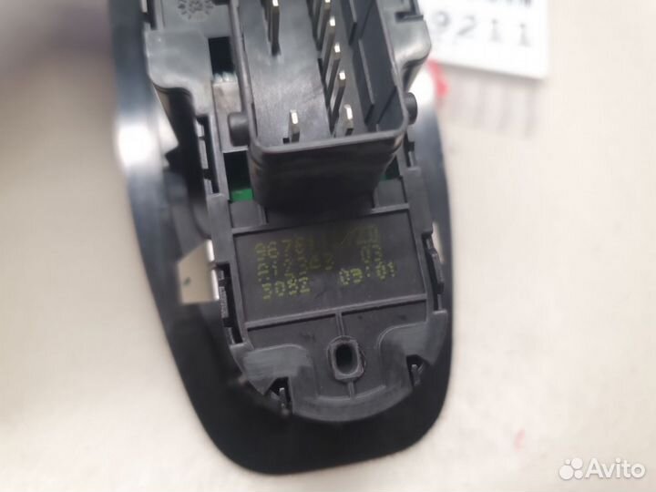 Блок управления стеклоподъемниками Peugeot 208 201