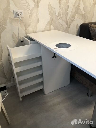 Маникюрный стол