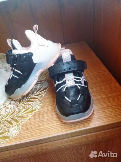 Кроссовки детские 23 размер