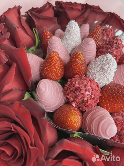 Букет из клубники в шоколаде и роз 