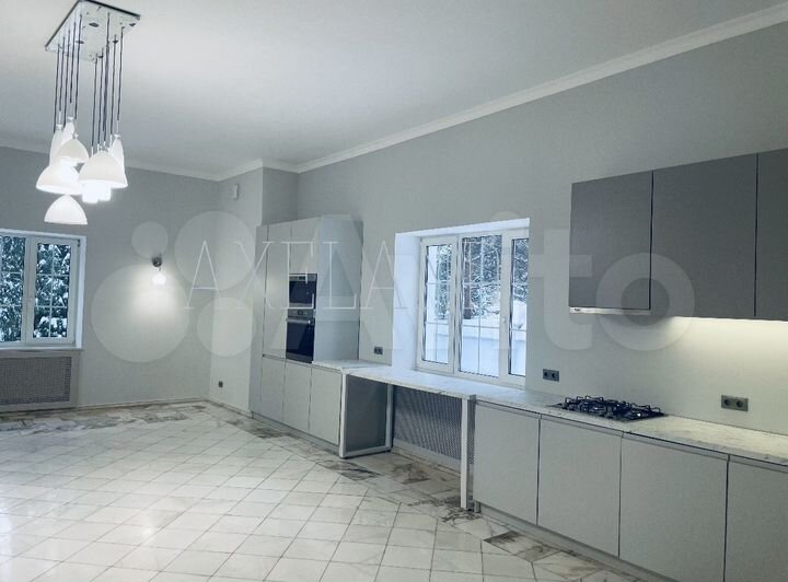 Дом 770 м² на участке 12 сот.