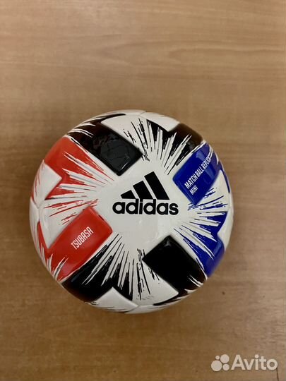 Футбольный мяч adidas tsubasa