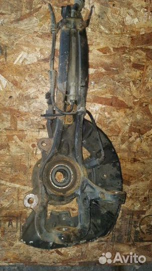 Кулак передний правый Volkswagen Touareg 3.2