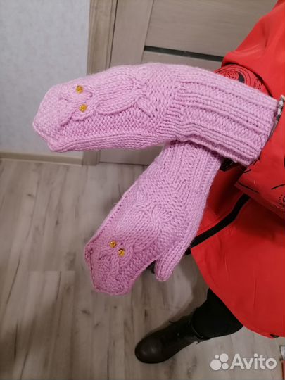 Набор вязаных изделий: Шапка, шарф и варежки