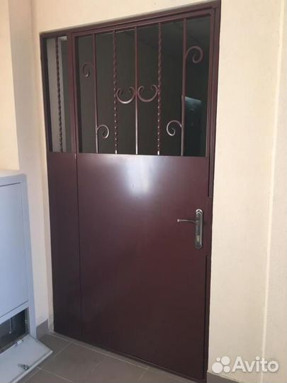 Стальная дверь с решеткой