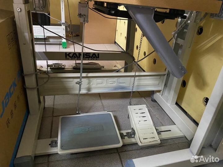 Оверлок 4х нитка Jack E3-4 в утопленном столе Б/У