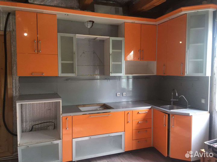 Кухонный гарнитур с барной стойкой и стульями