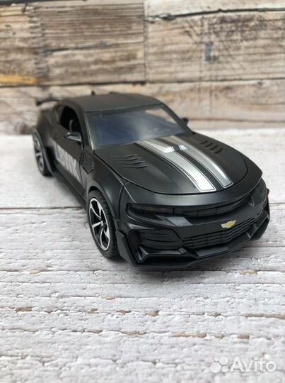 Модель автомобиля chevrolet camaro с дымом