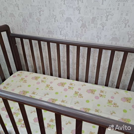 Детская кроватка с маятником