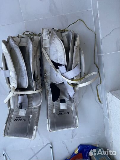 Щитки хоккейного вратаря