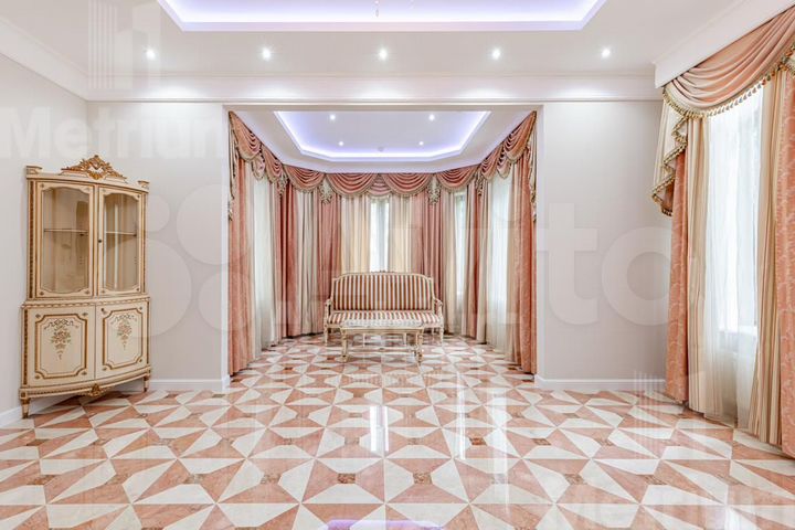 Коттедж 654 м² на участке 30 сот.