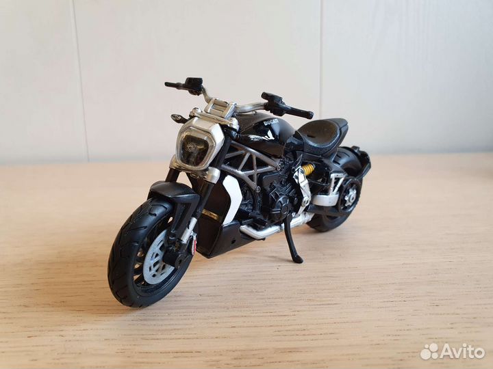 Модели Мотоциклов Ducatti Серия shell 1/18