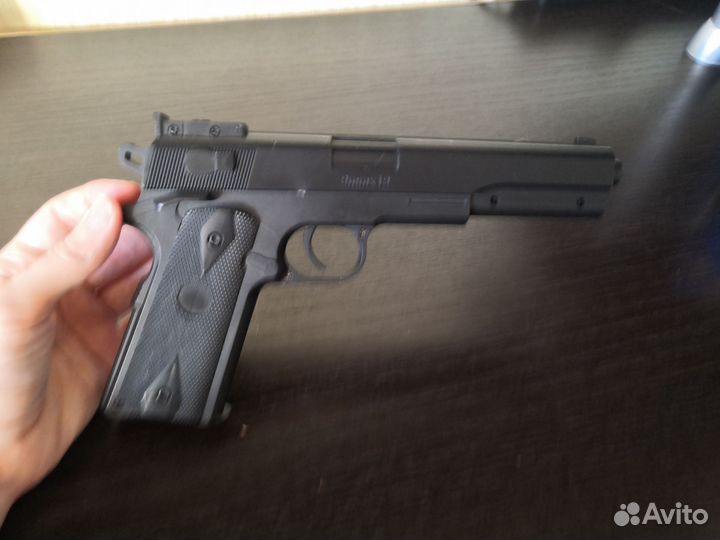 Игрушечный пистолет