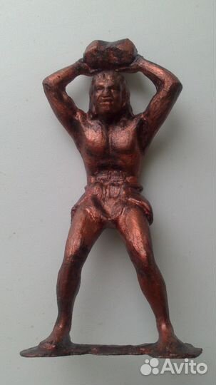 Неандерталец с камнем