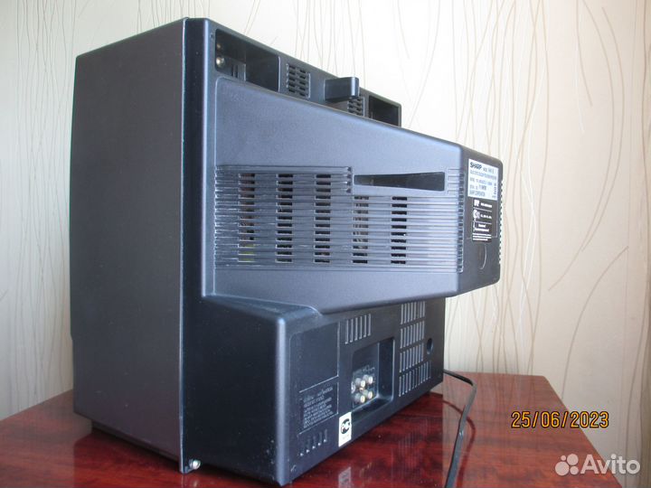 Телевизор Sharp с кронштейном под тв