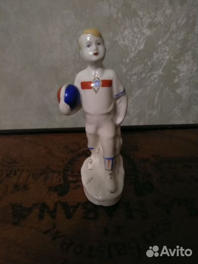 Фарфоровая статуэтка,Юный футболист