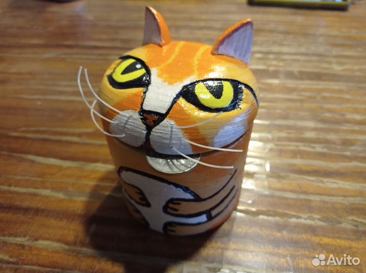 Кот с выразительным взглядом шкатулка