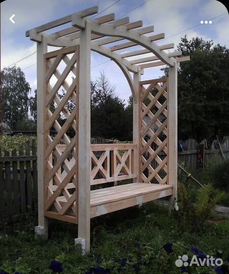 Пергола с лавочкой и кашпо садовая
