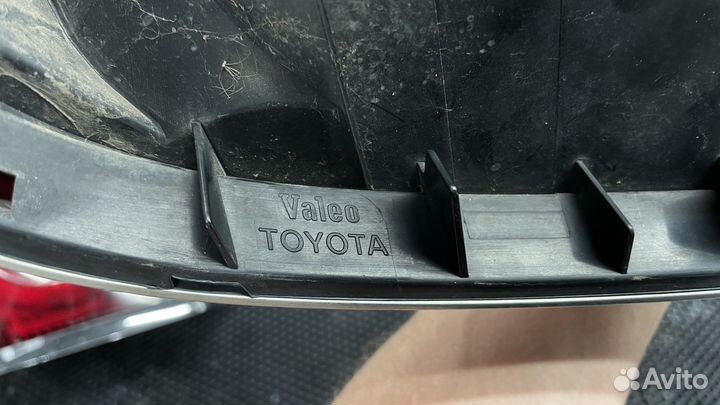 Задние фонари Toyota Avensis T250