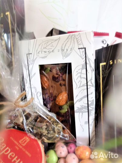 Чайная корзина со сладостями на любое событие