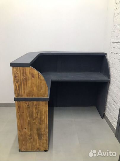 Стойка ресепшн + 2 лавки