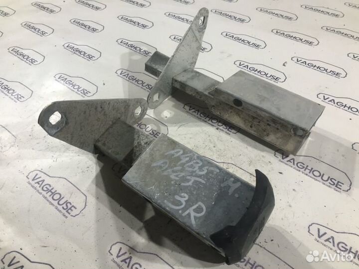 Крепление усилителя бампера заднее Audi A4 B5 8D2