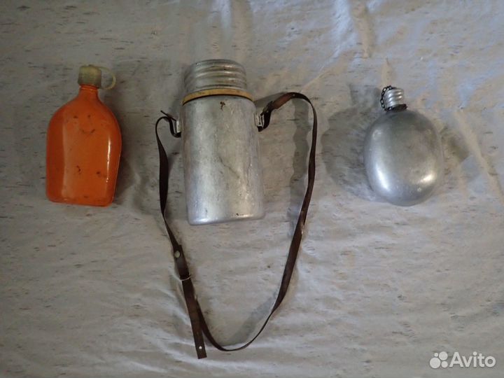 Фляги, лопаты, сковорода, котелки, крючья