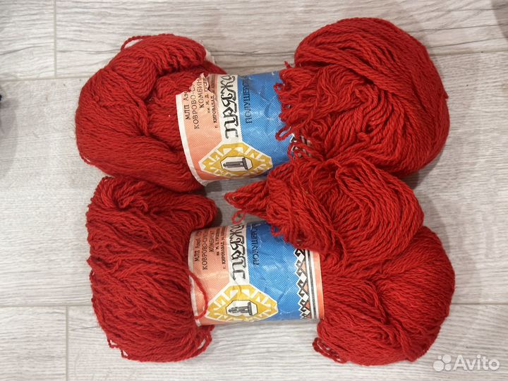 Пряжа черная и красная полушерстяная