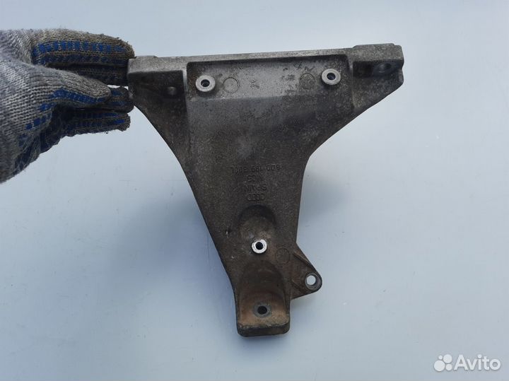 Кронштейн двигателя правый Audi A6 C5