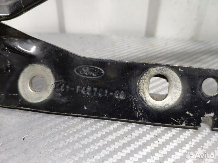 Петля крышки багажника задняя левая Ford Focus 2