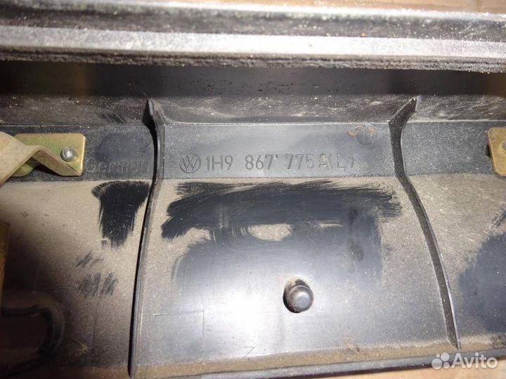 Направляющая шторки багажника Volkswagen Golf III