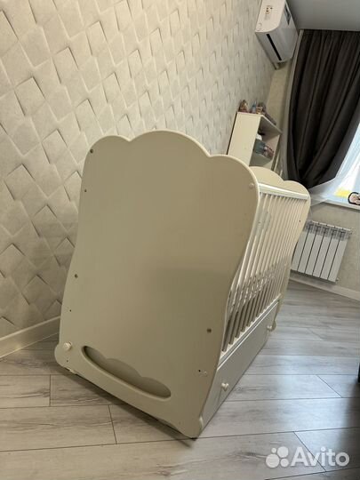 Детская кроватка с маятником и ящиком