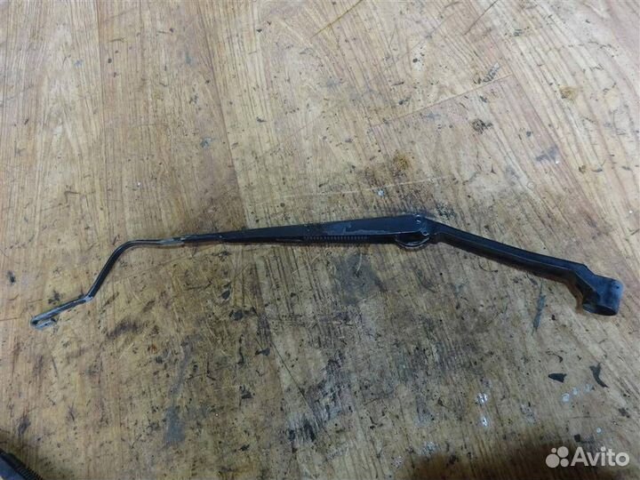 Поводок стеклоочистителя передний левый Mitsubish