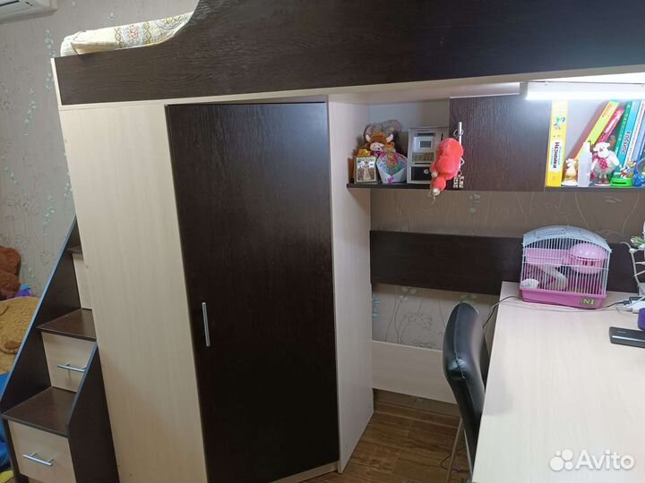 Двухъярусная кровать со шкафом и столом