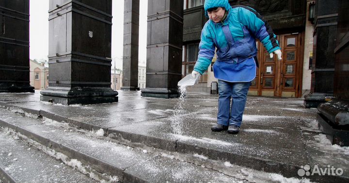 Соль в мешках. Галит. Соль плавит лед. Реагент