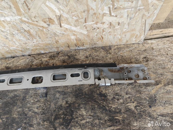 Усилитель переднего бампера Renault Laguna 1