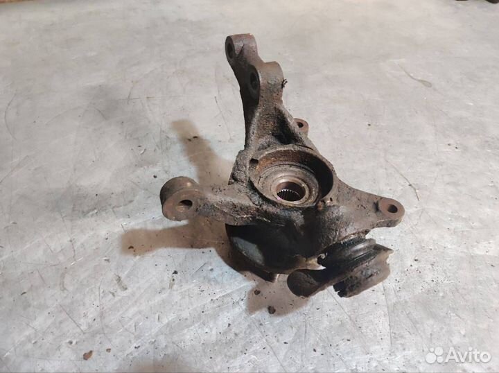 Кулак передний левый Toyota Avensis Verso 2001