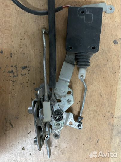 Замок двери задней левой приора